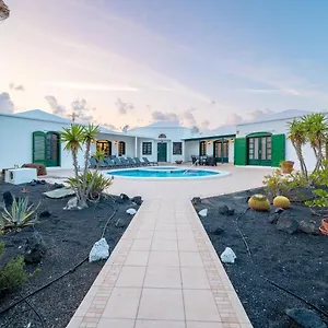 https://villa-milan.in-canary-islands.com